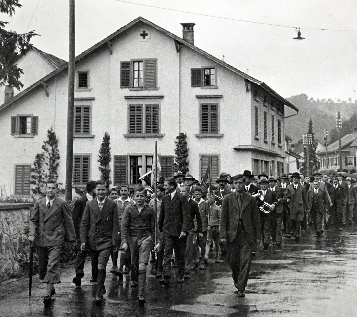 Menschengruppe vor Gebäude
